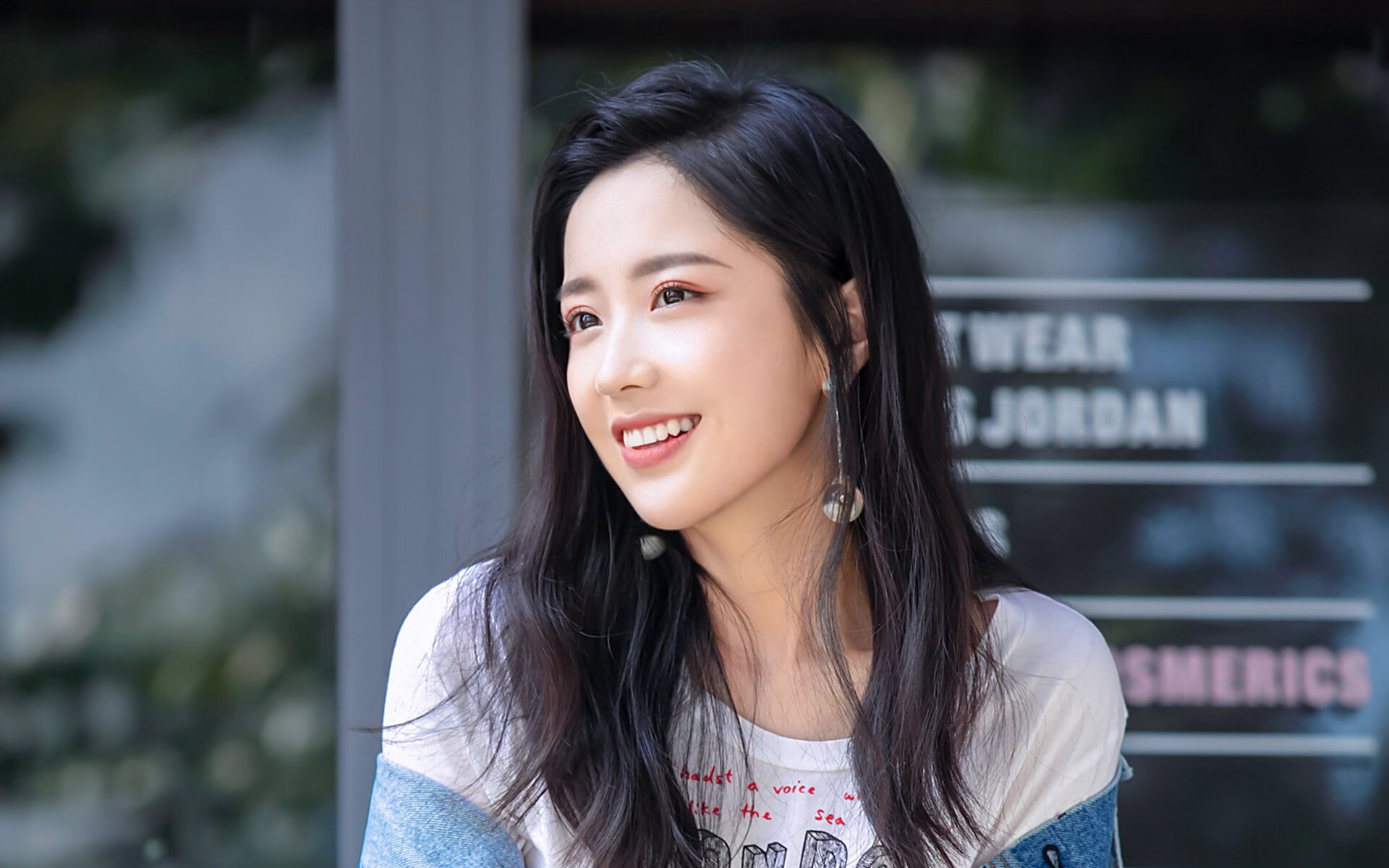 德甲经典战，比分3-1，明星球员贡献两粒进球，控球率65%以上，德甲经典比赛